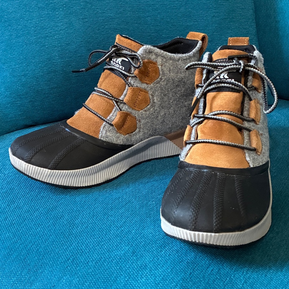 Sorel Black and Tan Lace-Up Boots - Picture 2 of 12